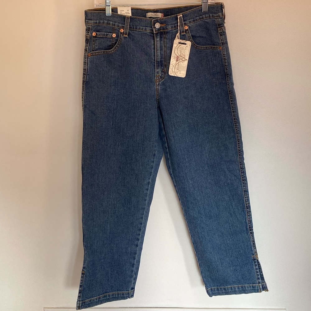 NWT Levi’s Medium Wash Cropped Blue Jeans